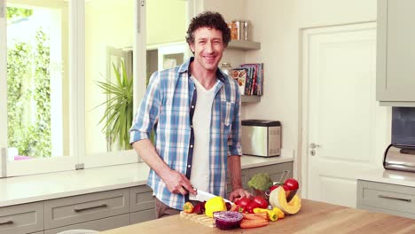 hombre guapo cortando verduras