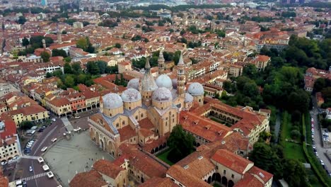 The-Saint-Anthony-of-Padua-Basilica-in-Italy-high-panorama,-Aerial-slow-lowering-approach