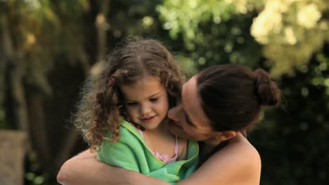 madre abrazando a su hija
