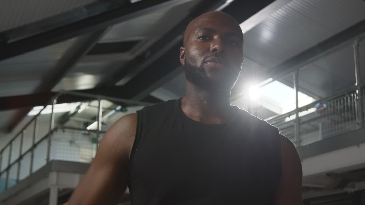 retrato de un jugador de baloncesto masculino en la cancha lanzando la pelota de mano en mano 1