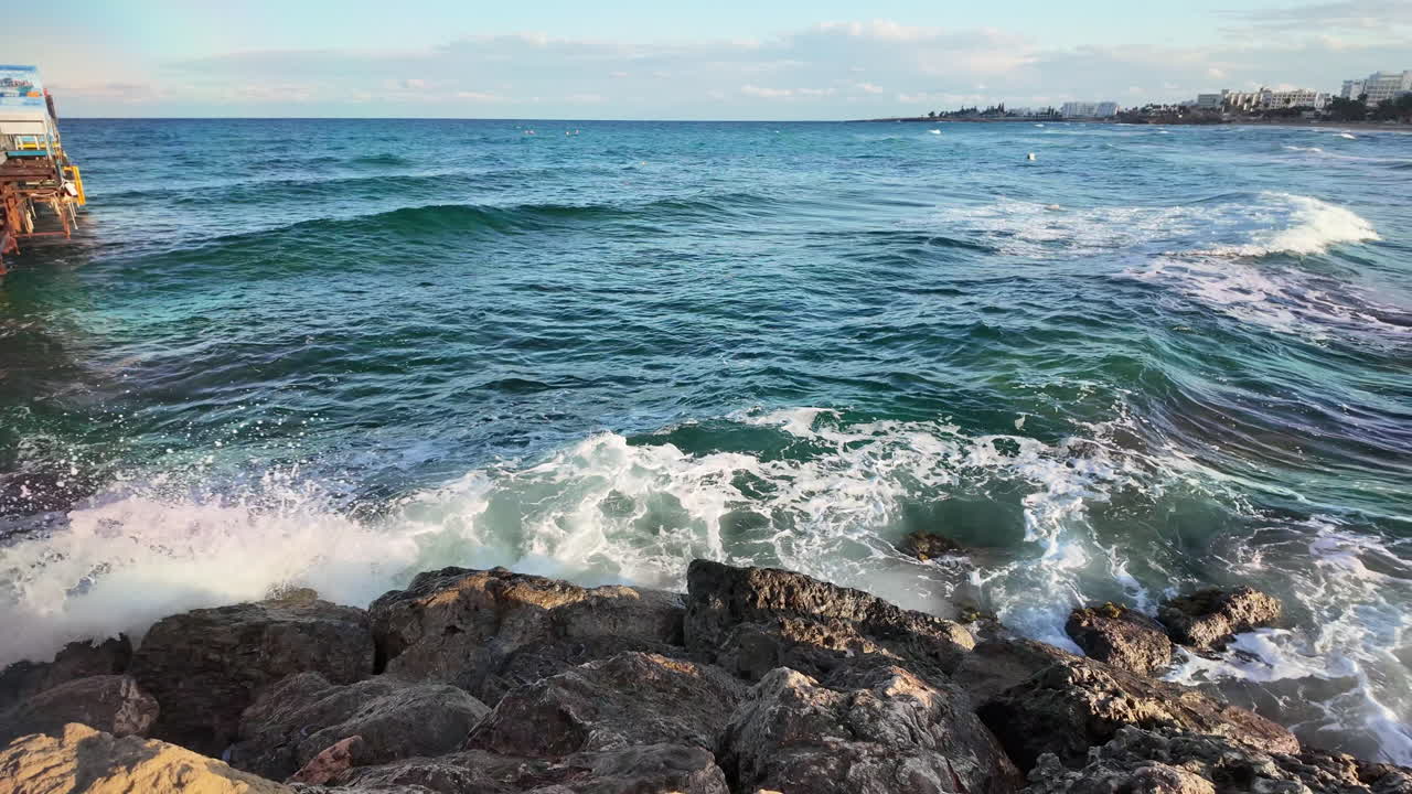 ondas batendo em costas rochosas com água clara