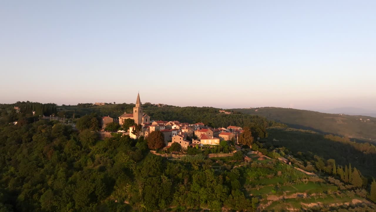 pueblo grožnja filmado con un dron moviéndose al atardecer una pequeña ciudad vieja y hermosa en croacia