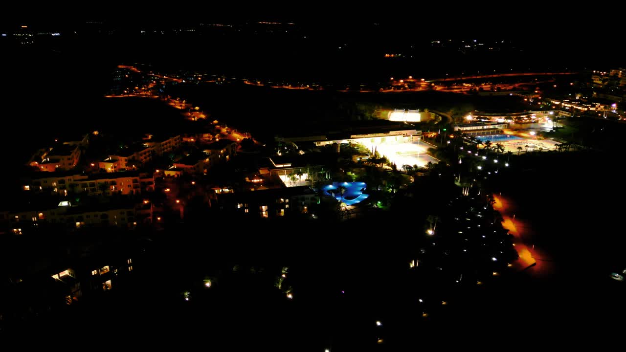 vista nocturna del resort playitas en españa