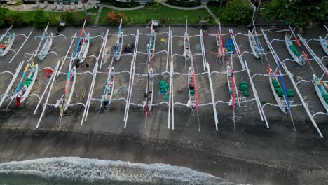 Toma-Panorámica-De-Primer-Plano-De-Un-Dron-De-Cientos-De-Barcos-De-Pesca-Idénticos-Y-Tradicionales-Hechos-A-Mano-En-Una-Playa