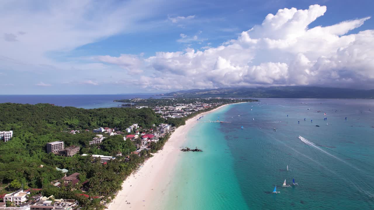 필리핀의 보라카이 해변에서 드론으로 촬영된 아름다운  모래 해변과 낙원을 즐기는 사람들