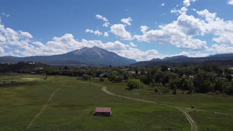 Rising-drone-shot-of-Mount-Sopris-and-the-town-of-Carbondale,-Colorado