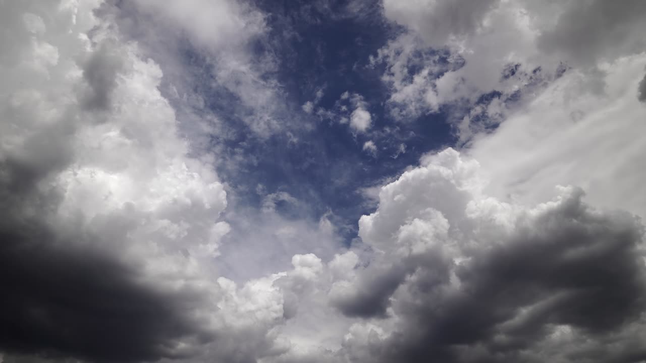 비가 오기 전의 어두운 폭풍우 하늘의 시간 경과