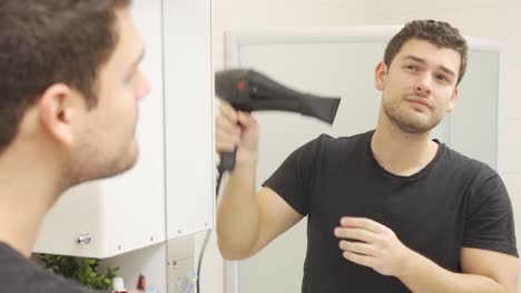 secar el cabello con un secador.
