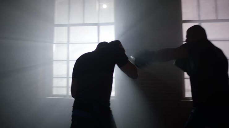 Sessione di allenamento di boxe in palestra industriale