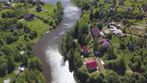 luftaufnahme eines ländlichen dorfes am fluss