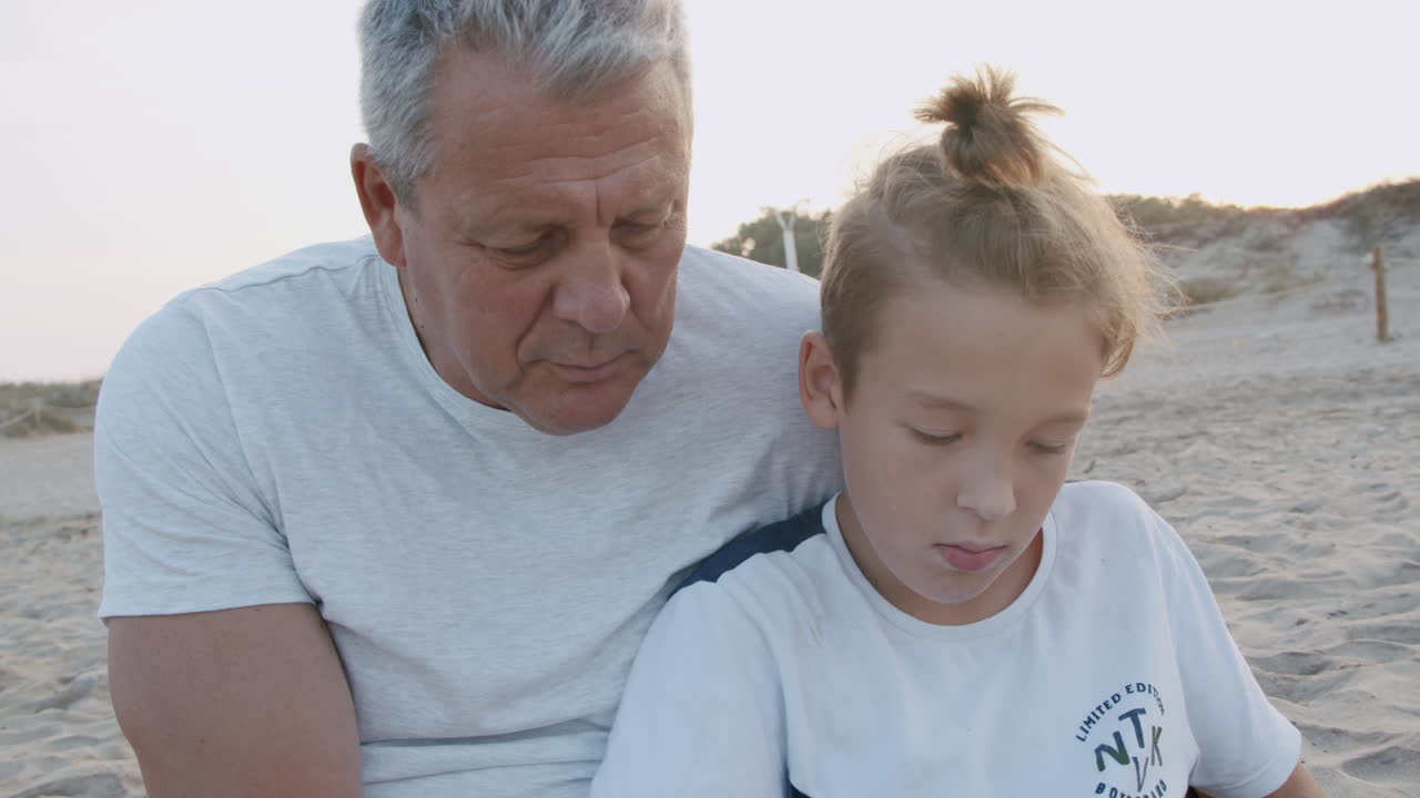 할아버지는 손자와 함께 포피트를 합니다.