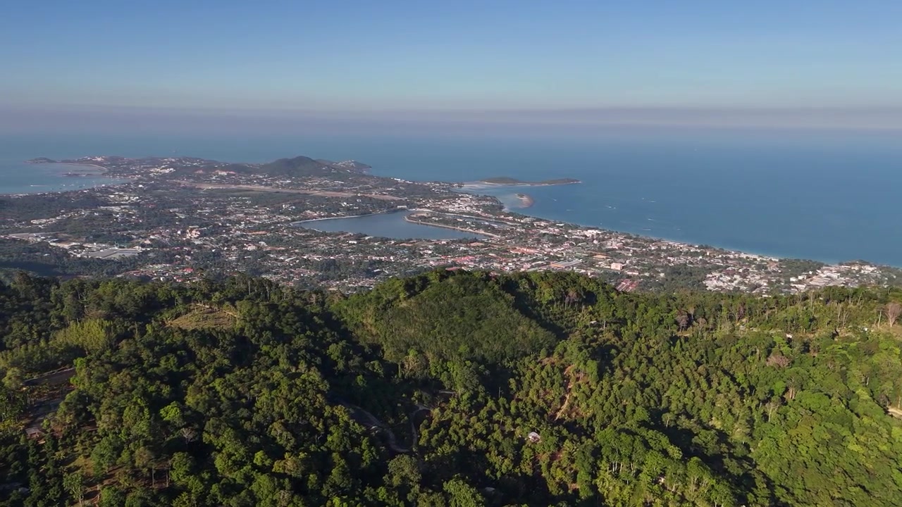 Vista drone della giungla di Samui, Chaweng, Bo Put e altro (1 di 2).