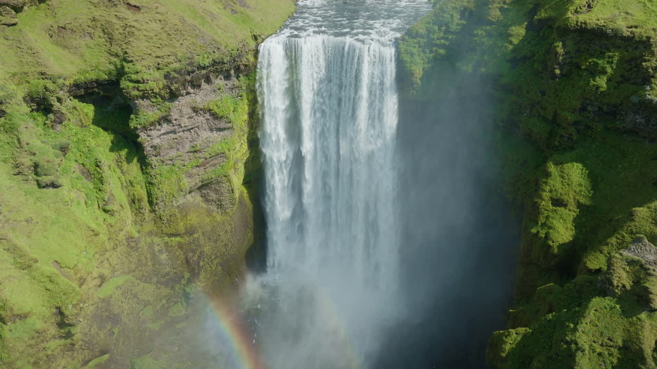 fotografía aérea de un avión no tripulado en órbita cercana de la cascada de skagafoss, islandia, día soleado 02