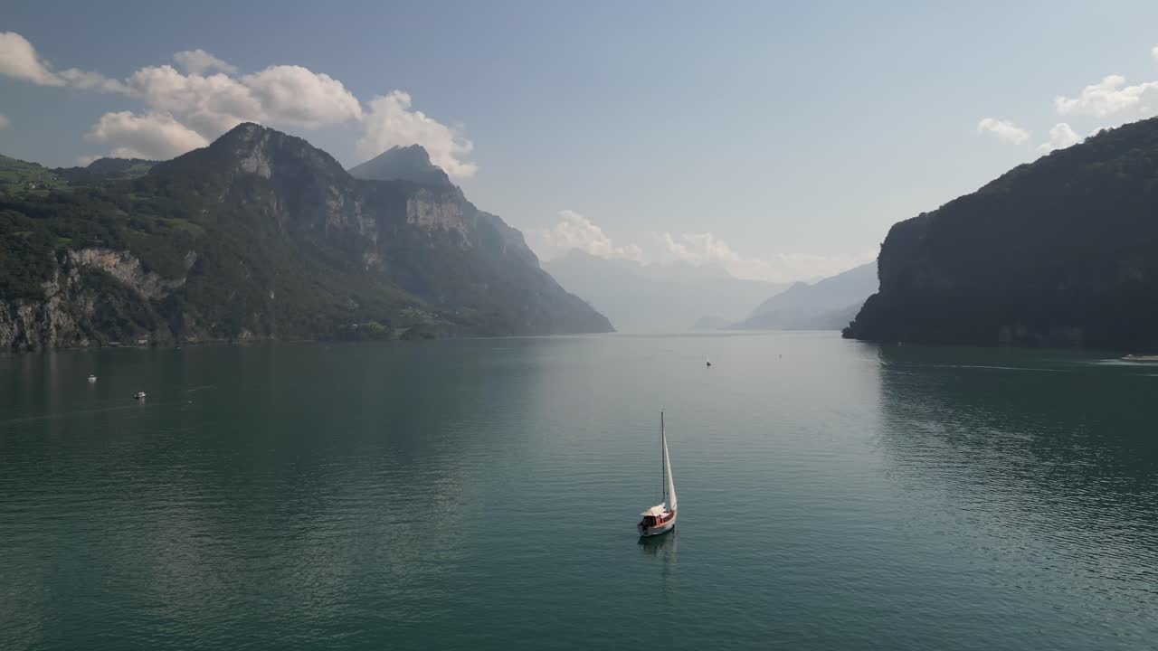 vista aérea de hermosos lagos en europa junto con deportes acuáticos y barcos de pesca