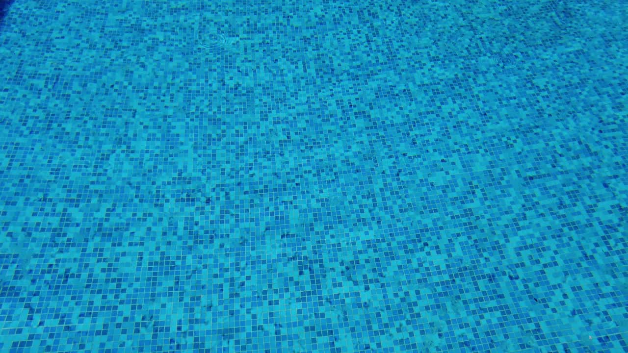 Kolam air biru, konsep musim panas.