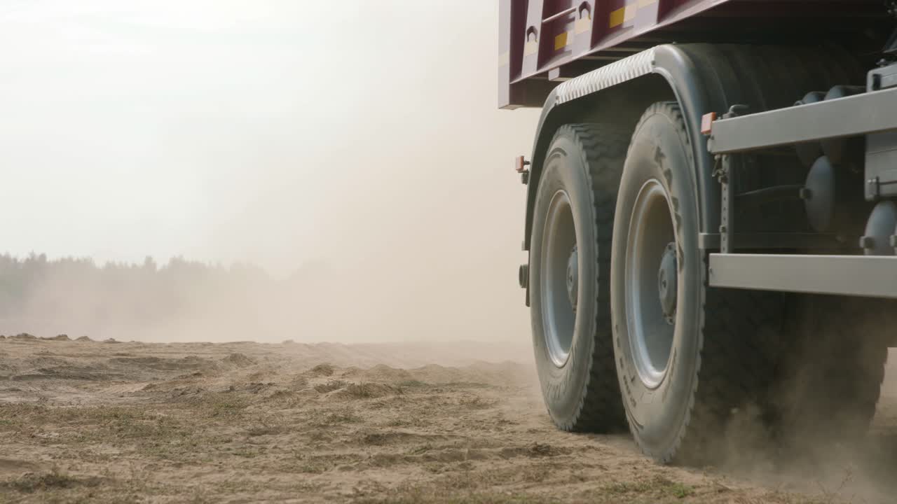 camión de construcción en un camino polvoriento