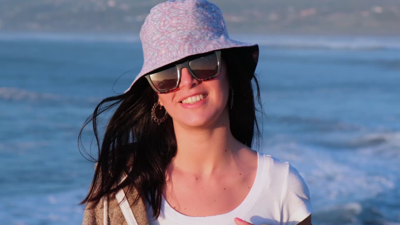 hermoso retrato de niña con sombrero de cubo en la playa, pichilemu, punta de lobos