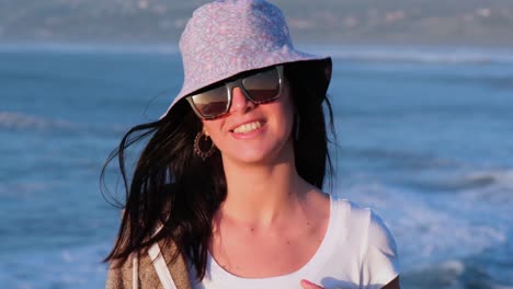 Hermoso-Retrato-De-Niña-Con-Sombrero-De-Cubo-En-La-Playa,-Pichilemu,-Punta-De-Lobos