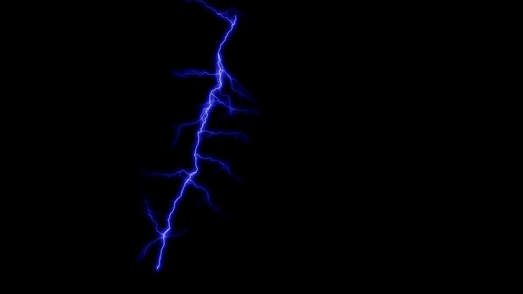 Fulmine artificiale generato con una bobina di Tesla, sfondo nero, scintille di grandi dimensioni
