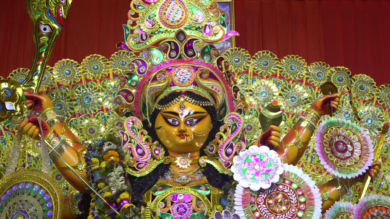 el festival más grande de bengala occidental es durga puja con el ídolo de durga thakur