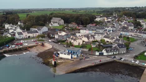 vista aérea del pueblo de strangford en un día nublado, condado de down, irlanda del norte