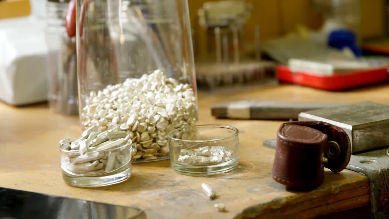 테이블 4k에 배열 된 보석 도구