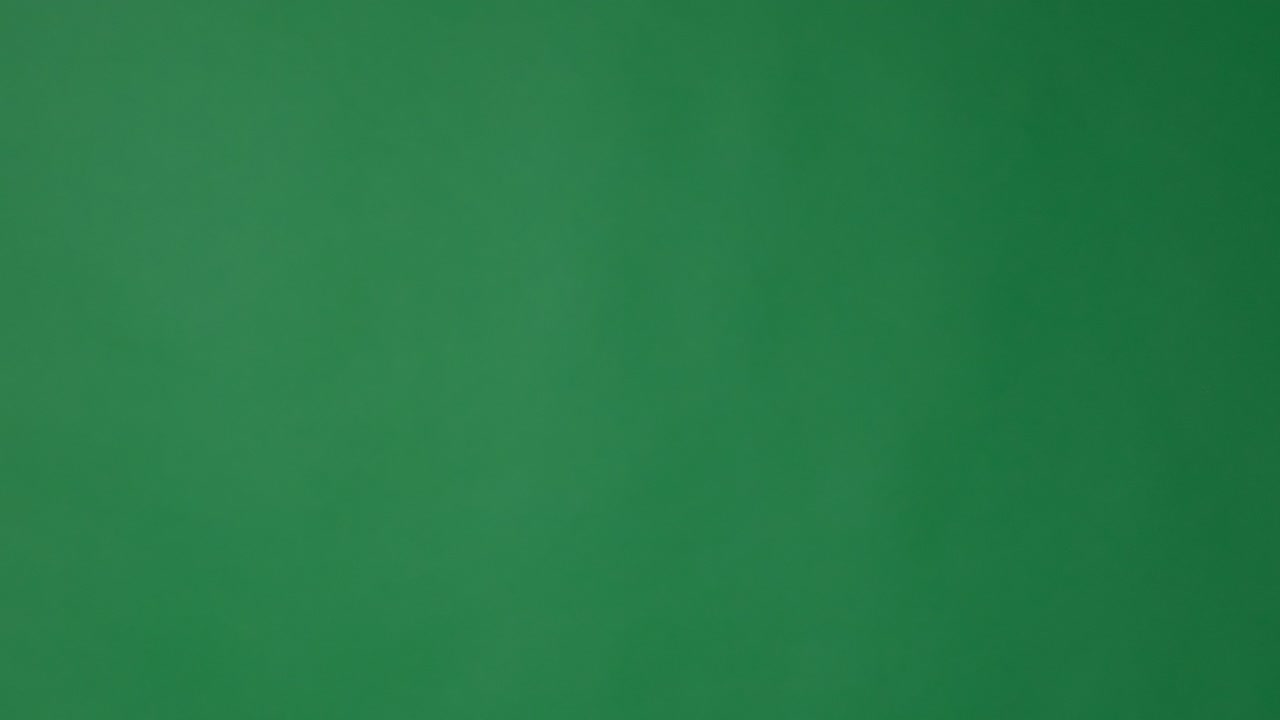 señal de patada de mano sobre la pantalla verde