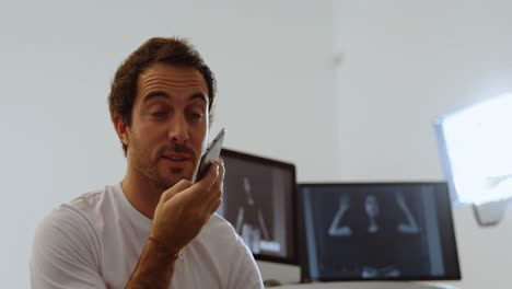 fotógrafo masculino hablando por teléfono móvil 4k