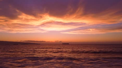 Romantischer-Sonnenuntergang-Direkt-Am-Meer,-Strände-Laden-Paare-Zum-Genießen-Ein