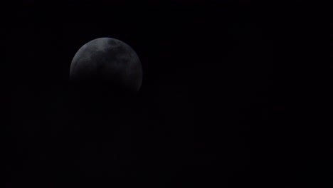 Nubes-Moviéndose-Más-Allá-De-Una-Luna-Llena-En-Medio-De-Un-Eclipse-Lunar