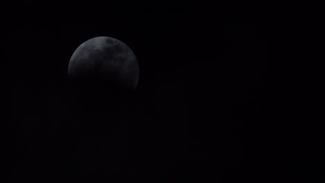 Wolken,-Die-Mitten-In-Einer-Mondfinsternis-An-Einem-Vollmond-Vorbeiziehen