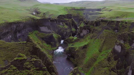 paisaje único de fjadrargljufur en islandia.