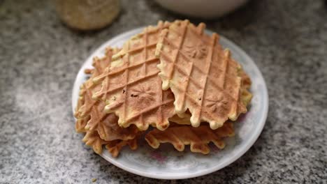 plato de gofre pizzelle recién cocinado