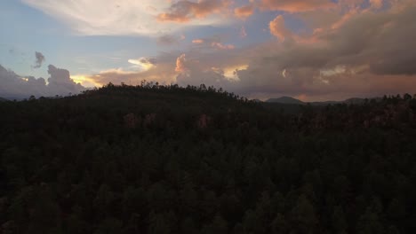 Toma-Aérea-De-Drones-Del-Bosque-Del-Parque-Nacional-Basaseachi-Al-Atardecer-En-El-Cañón-Candamena,-Chihuahua