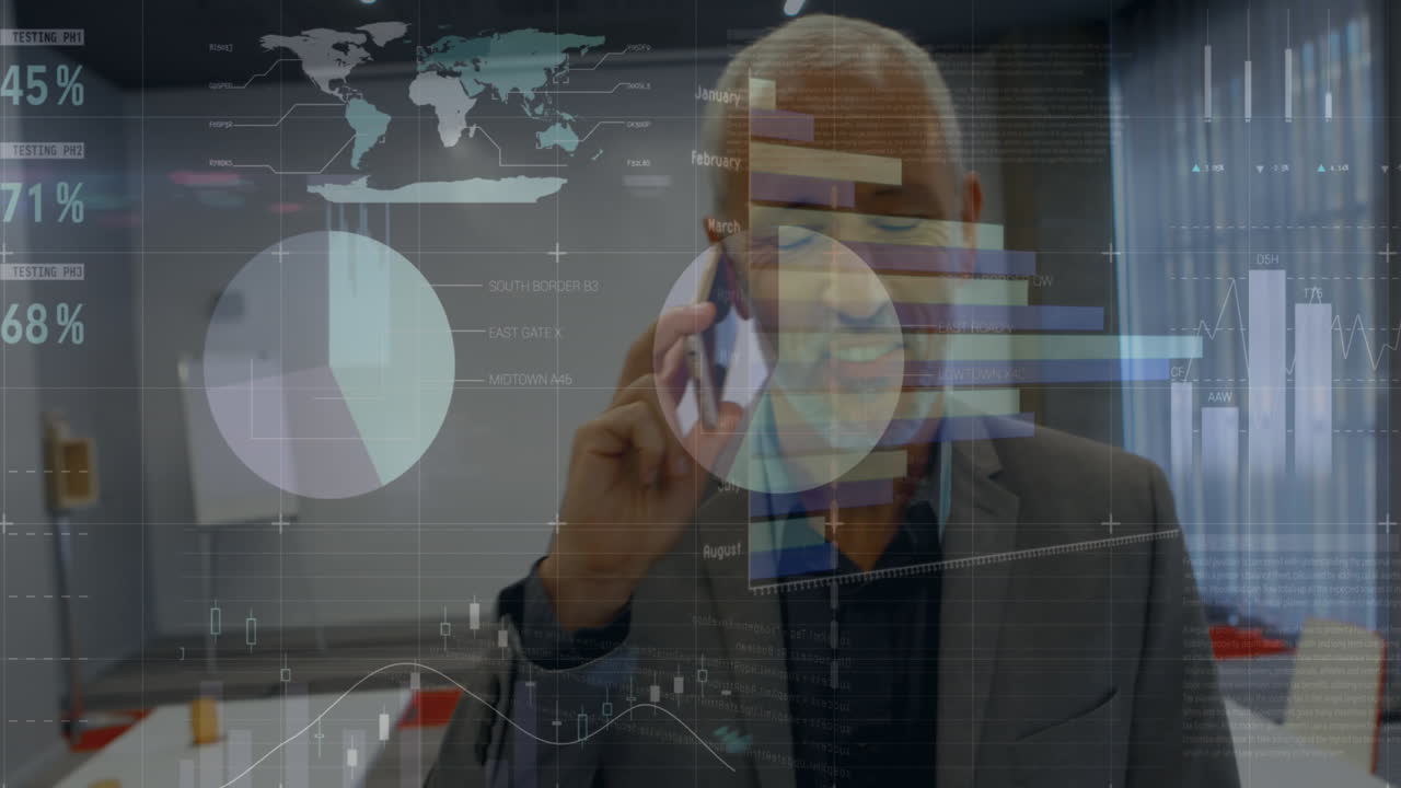 animación del procesamiento de datos sobre un hombre de negocios caucásico hablando por teléfono inteligente