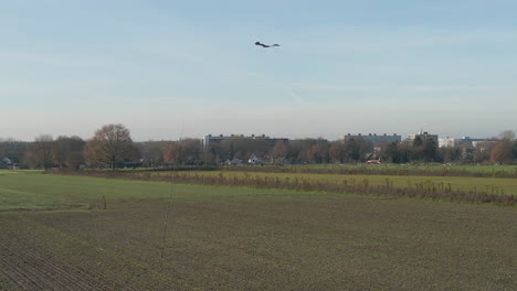 Jib-up-of-bird-repellent-kite-in-farm-fields