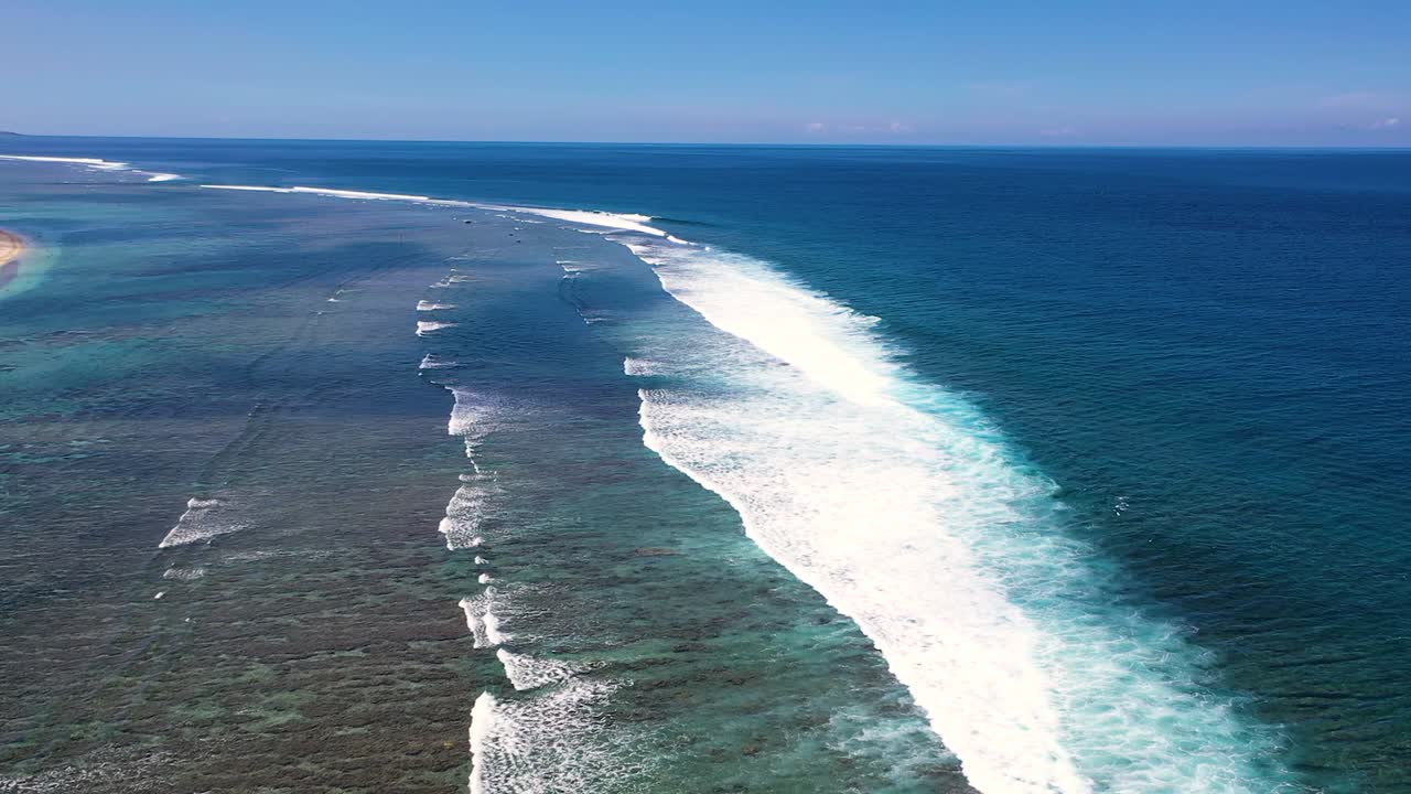 vista aérea sobre arrecifes de coral y grandes olas en la costa de la isla de la reunión
