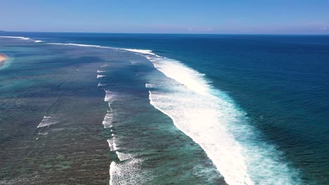 Vista-Aérea-Sobre-Arrecifes-De-Coral-Y-Grandes-Olas-En-La-Costa-De-La-Isla-De-La-Reunión