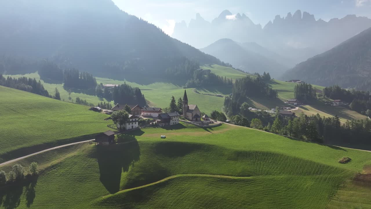 산타 마달레나 (circa di santa maddalena) 에 있는 집들, 초록색 땅과 울창한 산기?? 에 둘러싸여 있으며, 배경에는 세 개의 봉우리가 있습니다.