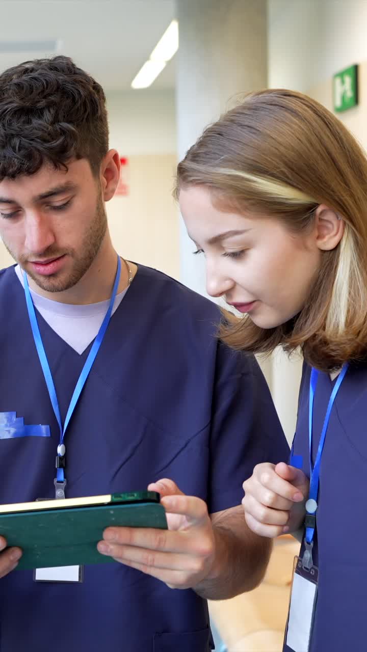 Personale medico che discute l'assistenza ai pazienti