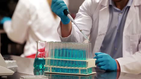 científico haciendo un experimento químico