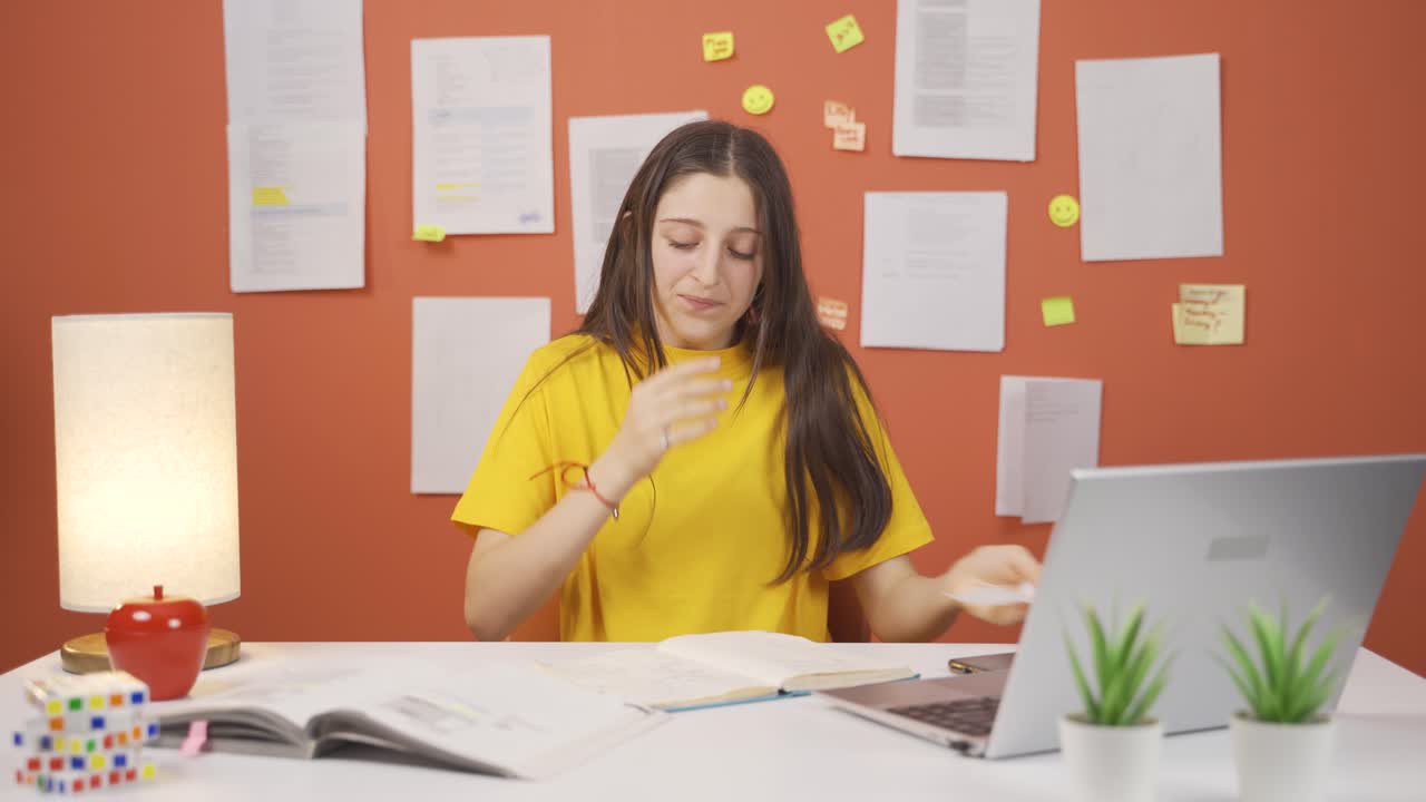 niña cubriendo la boca y la nariz con un pañuelo mientras estornuda.