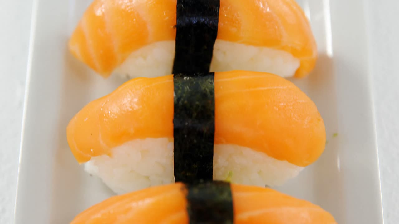 Sushi på bakke med sauce