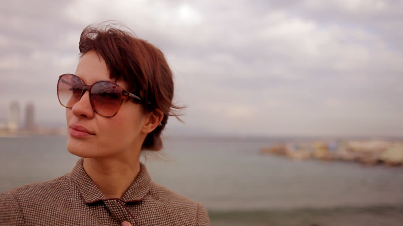 молодая женщина на улице 10