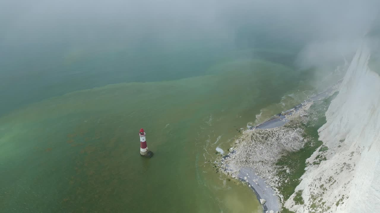 video revelador del faro de beachy head, acantilados blancos y mar tomado por un dron dj mini 3 pro en eastbourne, inglaterra