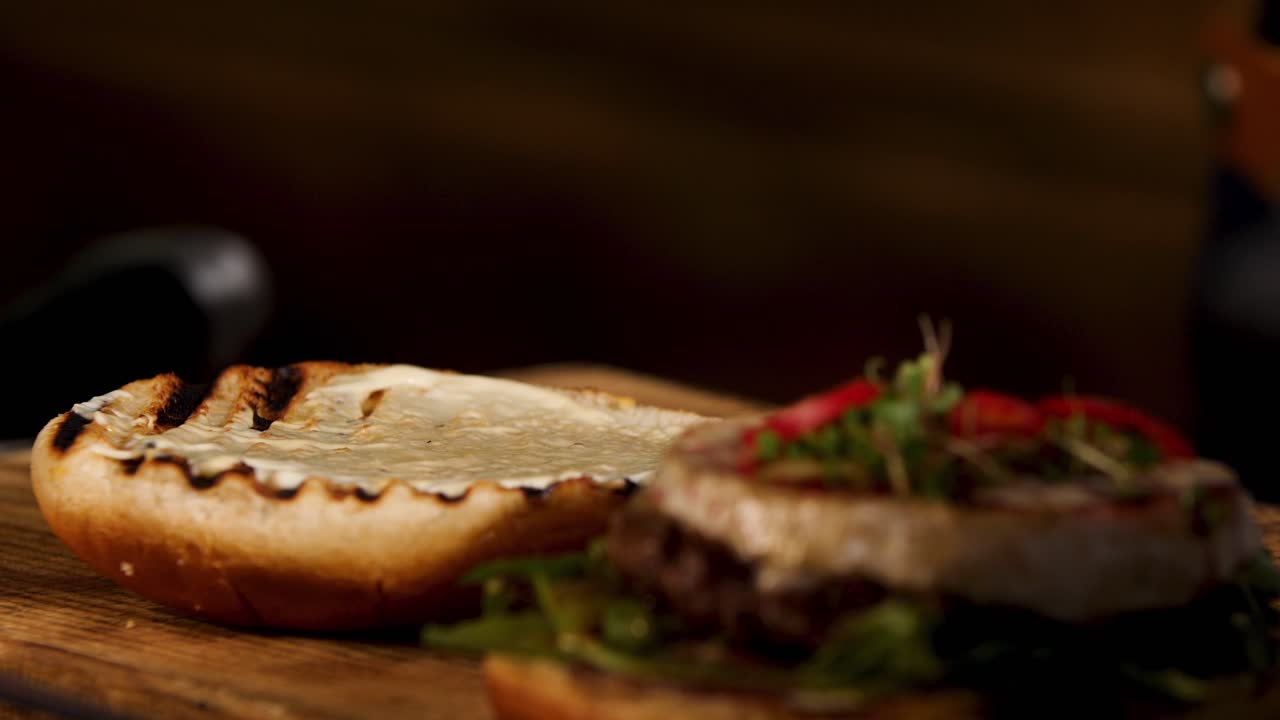 estoy preparando una hamburguesa gourmet.