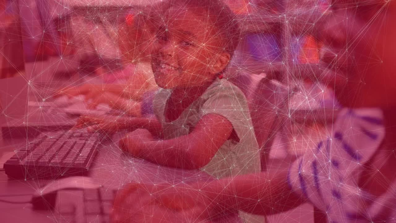 학교 컴퓨터 수업에서 미소 짓는 아프리카계 미국인 소녀의 초상화