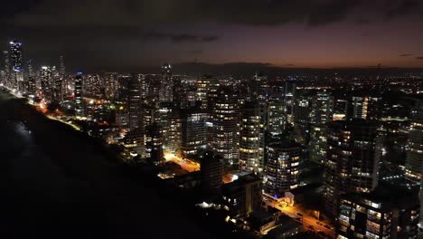 Impresionante-Paisaje-Urbano-Crepuscular-Aéreo-De-Iconis-Surfers-Paradise-Junto-A-La-Playa,-Colores-Asombrosos