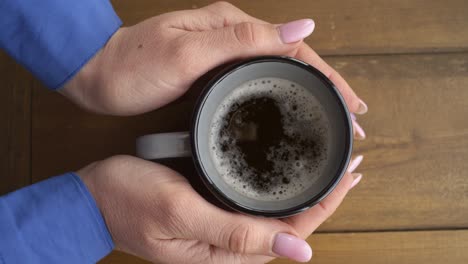 mujer sosteniendo una taza de café