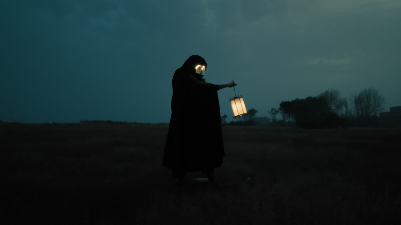 Silhouette di un uomo con maschera antigas in cerca di notte dopo un disastro nucleare.